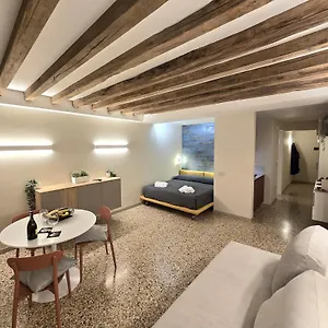 Cozy With Canal View Venice